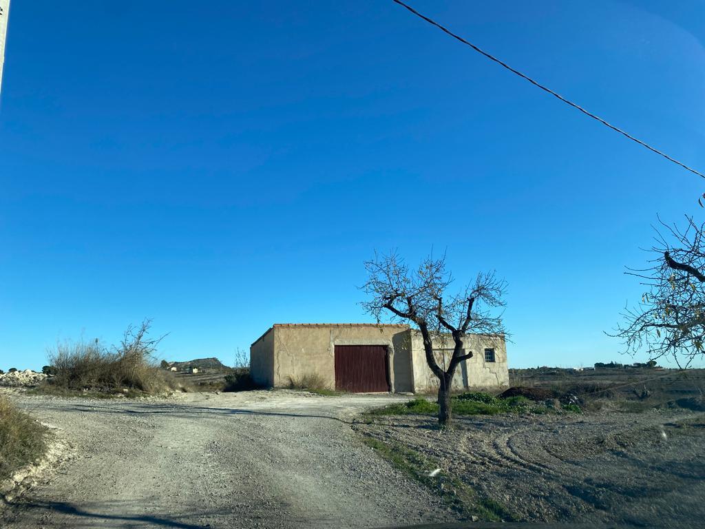  Tierra de secano y nave de aperos